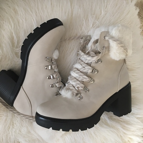 Ecru white winter boots size9 🥾 ❄️ ⛄️ - Picture 2 of 4